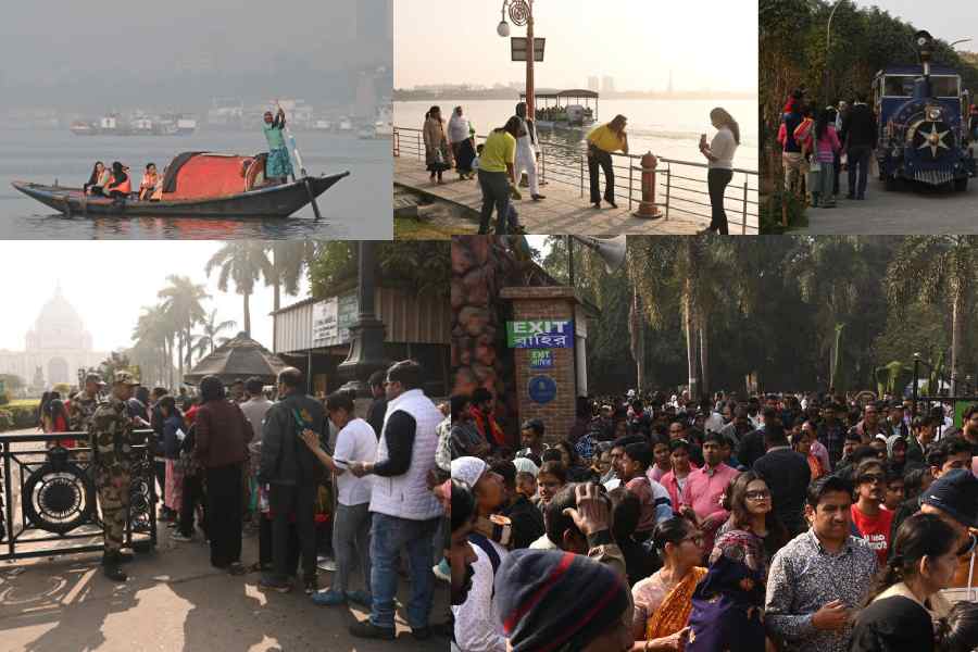 Visitors beat the cold out by visiting favourite weekend spots in the city