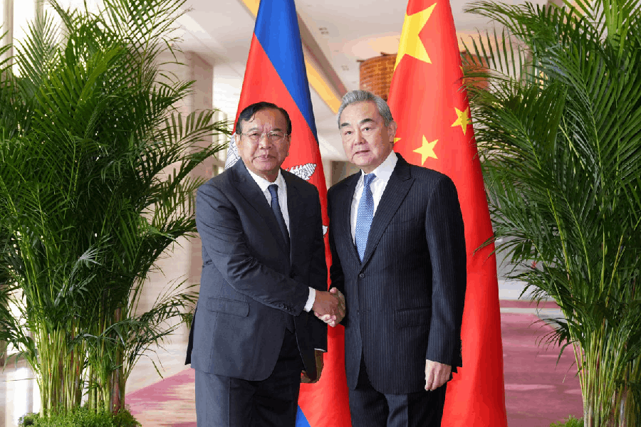 Chinese Foreign Minister Wang Yi shakes hands with Cambodian Deputy Prime Minister and Foreign Minister Prak Sokhonn, in Yuxi, Yunnan province, China December 28, 2025.