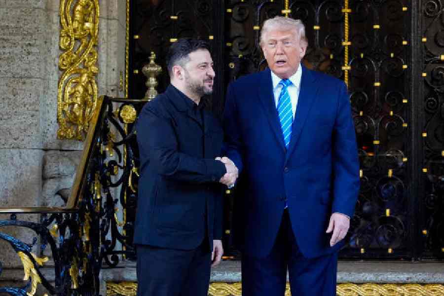 Donald Trump greets Volodymyr Zelensky in Palm Beach, Florida, on Sunday. 