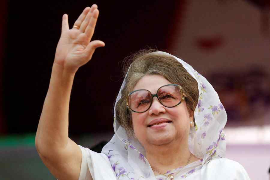 Bangladesh Nationalist Party (BNP) Chairperson Begum Khaleda Zia waves to activists as she arrives for a rally in Dhaka January 20, 2014.