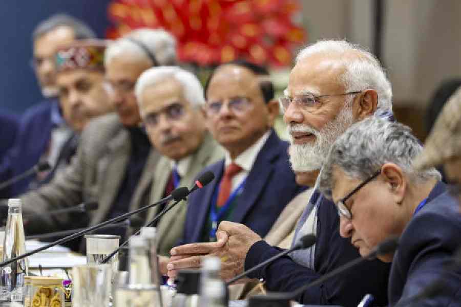 Narendra Modi with economists and sectoral experts at a pre-Budget meeting in New Delhi on Tuesday.
