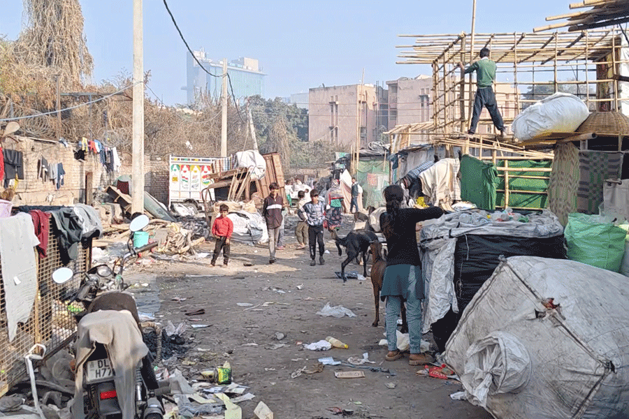 Entrance to the Bengali basti near Rithala metro station. This is the area that the locals allege from where the fire started.