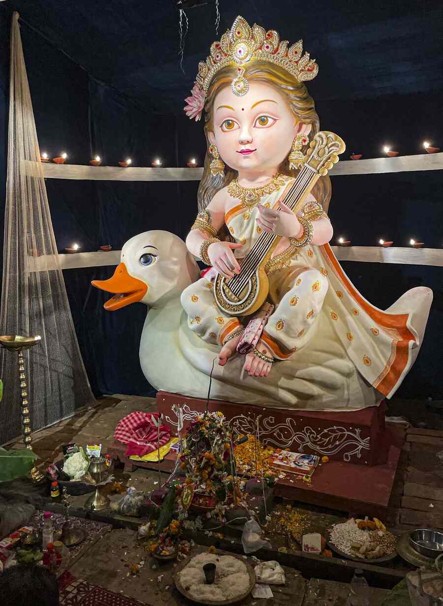 Chorbagan Sarbojanin’s cartoon-inspired Saraswati idol is stealing hearts and drawing massive crowds.  With thousands flocking to the pandal, police have been deployed to manage the rush  
