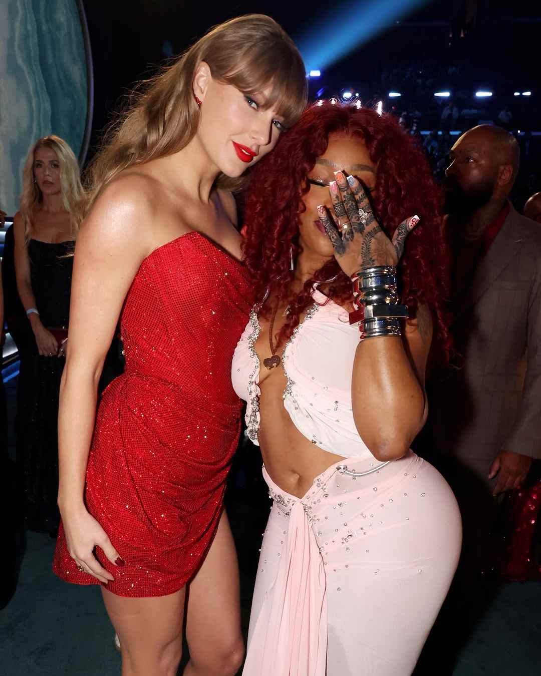 Swift posed for the lens with Kill Bill singer Sza looking gorgeous in a pink dress. 