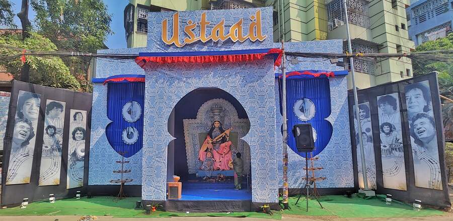 Paying tribute to the late Zakir Hussain, Kestopur’s Prafulla Kanan (West) Adhibasi Bindra curated ‘Ustaad’ theme for Saraswati Puja  