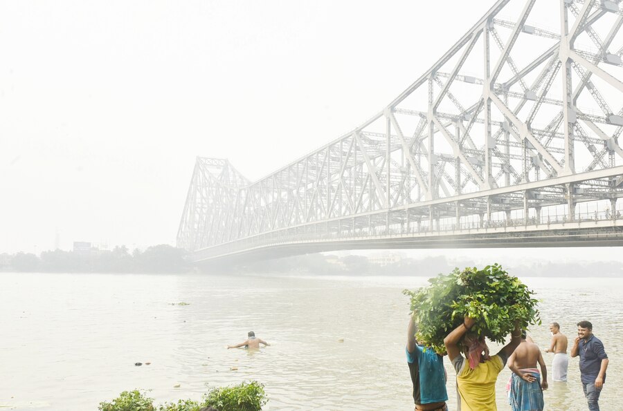 Howrah bridge is engulfed in smog, resulting from rising temperature, on Monday morning. A poor AQI of 225 was reported from its vicinity