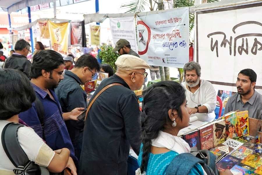 Popular director Ayan Chakraborti (seated second from right), whose last release, the web series ‘Nikhoj’ starring Swastika Mukherjee, received rave reviews, enjoyed an engaging conversation at the stall of the little magazine ‘Dashamik’