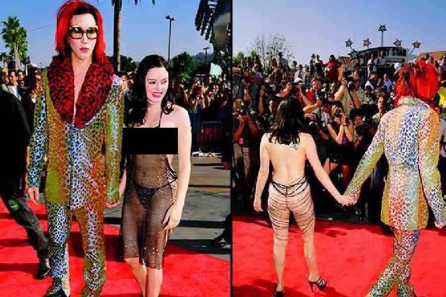 Bianca Censori’s 2025 Grammy outfit has prompted many netizens to recall actress-activist Rose McGowan’s 1998 MTV Video Music Awards look.