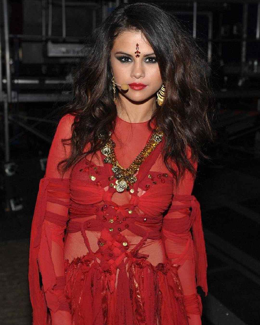 Selena Gomez’s red outfit at the MTV Video Music Awards in 2013 landed her in hot water when netizens accused her of cultural appropriation and religious insensitivity.
