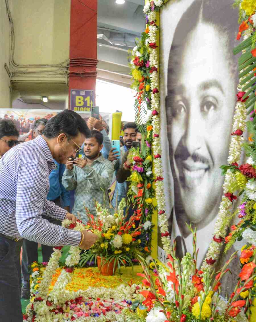 Former BCCI president and ex-skipper of Team India Sourav Ganguly pays floral tributes to legendary West Indies’ cricketer Sir Frank Worrell on the foundation day of Cricket Association of Bengal.  Since 1981, the CAB decided to commemorate its foundation day as ‘Sir Frank Worrell Day’