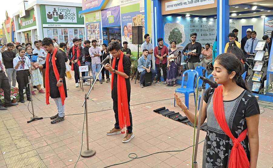 Street plays also pulled in crowds by addressing significant social issues