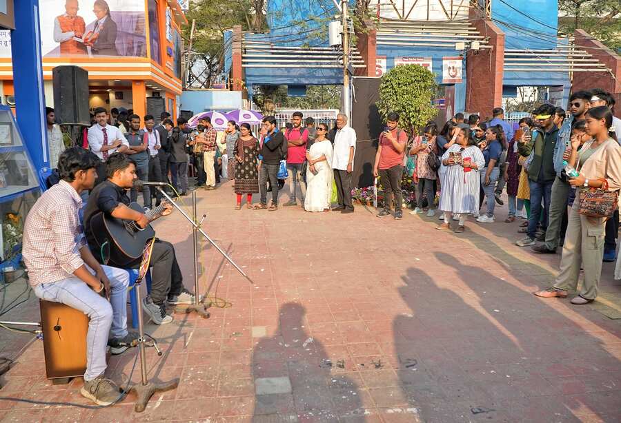 Visitors quickly turned into audience for the performers