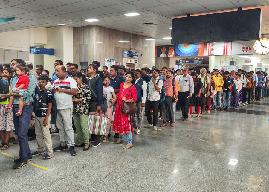 With only three days left for the Kolkata International Book Fair, book lovers make the most of it. In picture, bibliophiles queue up at the Karunamoyee Metro station on Thursday