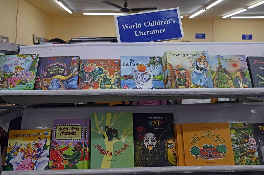 Few other popular reads in Bengali from the children and young adult section are Shankha Ghosh’s ‘Chotto Ekta School’ and Balaram Basak’s ‘Bhalluker Dolna’