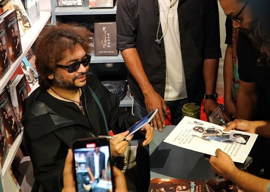 Rupam Islam obliges fans with autographs on Khonro Aamar Fossil-Rupam Islamer Nirbachito Sakkhatkar Sangraha’ at International Kolkata Book Fair on Friday evening.