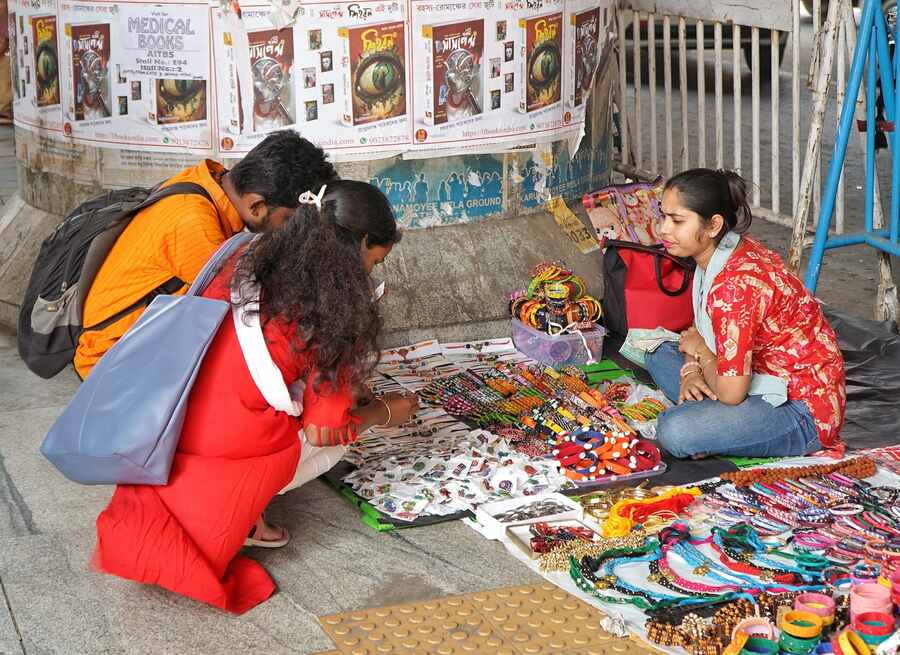 Many shopped for handmade jewellery from roadside vendors on their way back home 