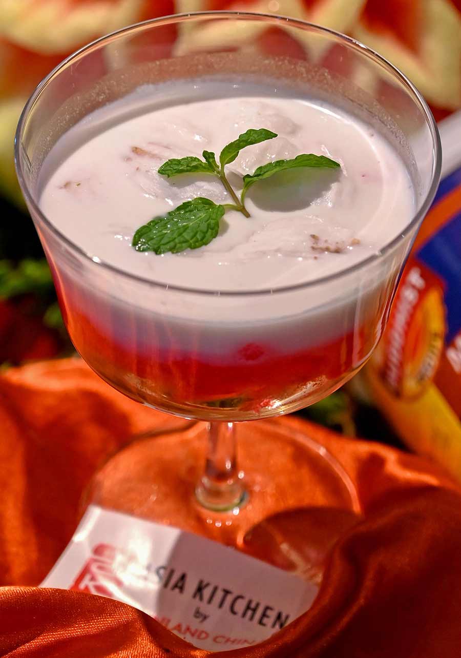 For dessert, we tried the Red Rubies Tub Tim, a refreshing treat with water chestnut rubies in pandan-flavoured coconut milk, stirred with crushed ice