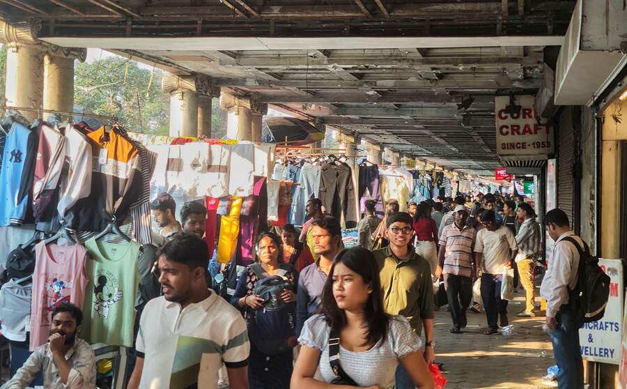 Ahead of Valentine's Day, people were seen shopping from hawkers on the footpath in front of Oberoi Grand 