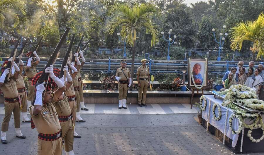 The mortal remains of veteran singer-composer Protul Mukhopadhyay, best known for his rendition of ‘Aami Banglaay Gaan Gai’, were accorded a 21-gun salute at Rabindra Sadan on Saturday afternoon. He passed away at the age of 82 at SSKM Hospital on Saturday morning. Chief minister Mamata Banerjee and her ministers were among dignitaries who paid their last respects 