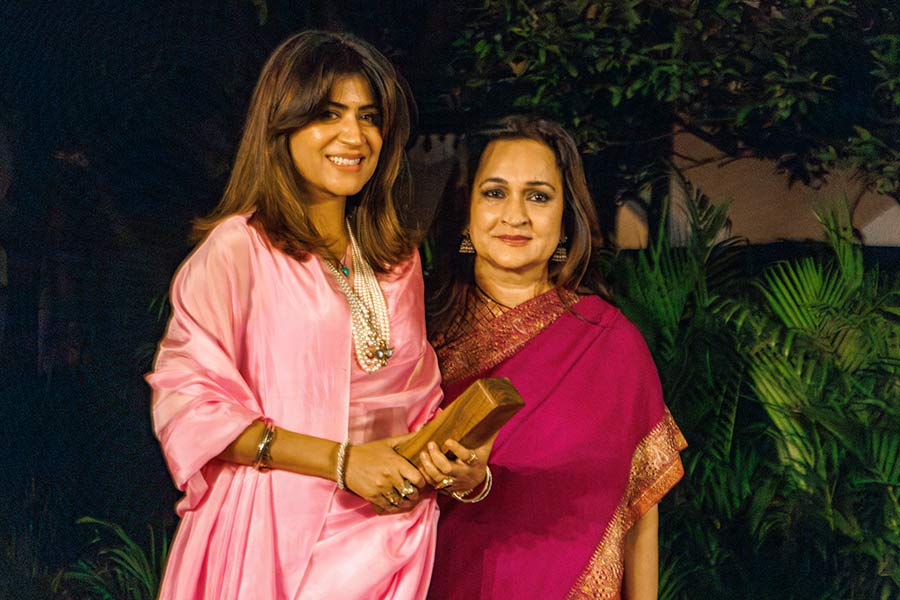 Madhu Neotia, managing trustee of the Neotia Arts Trust Initiative and founder of TIS, presented the award for jewellery to Anu Merton