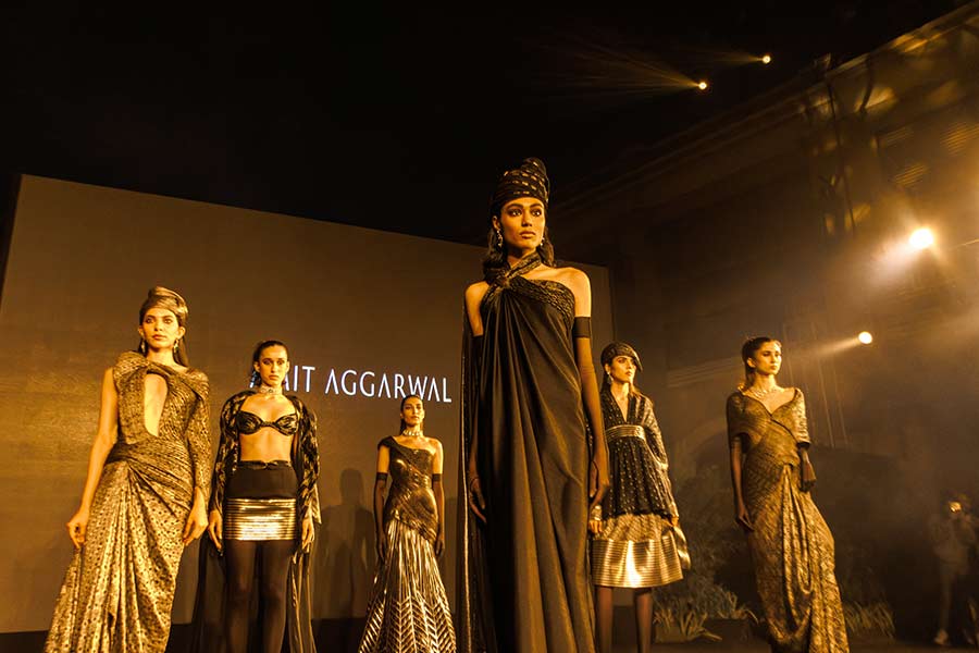 The epic closer of the night was an ultra glamorous fashion show by Amit Aggarwal, who partnered with Rawat Jewels for their debut show in the city