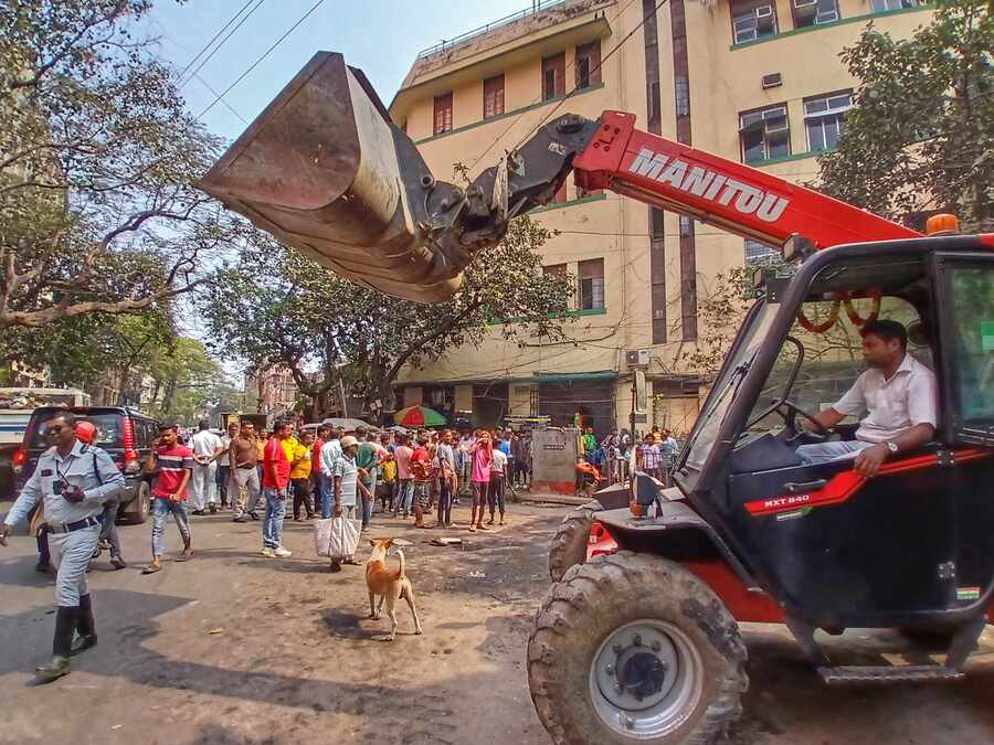 After New Market, Kolkata Municipal Corporation (KMC) and Kolkata police conducted a joint drive to evacuate hawkers from the pavement in front of Yogayog Bhavan on Chittaranjan Avenue on Tuesday 