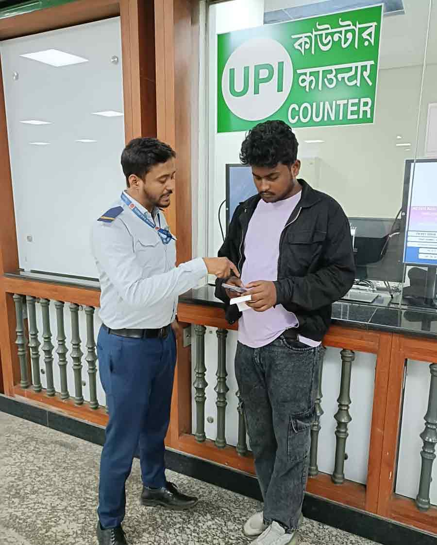 Kolkata Metro Railway employees conducted special camps at all stations of Blue Line, Orange Line, Purple Line, Green Line-1 and Green Line-2 on Wednesday to make passengers aware about ‘Metro Ride Kolkata’ app and how to download it from Google Play Store (Android) and App Store (iOS). The commuters were also made familiar with the different digital payment modes introduced in Metro Railway to help enhance the share of digital transactions in ticketing