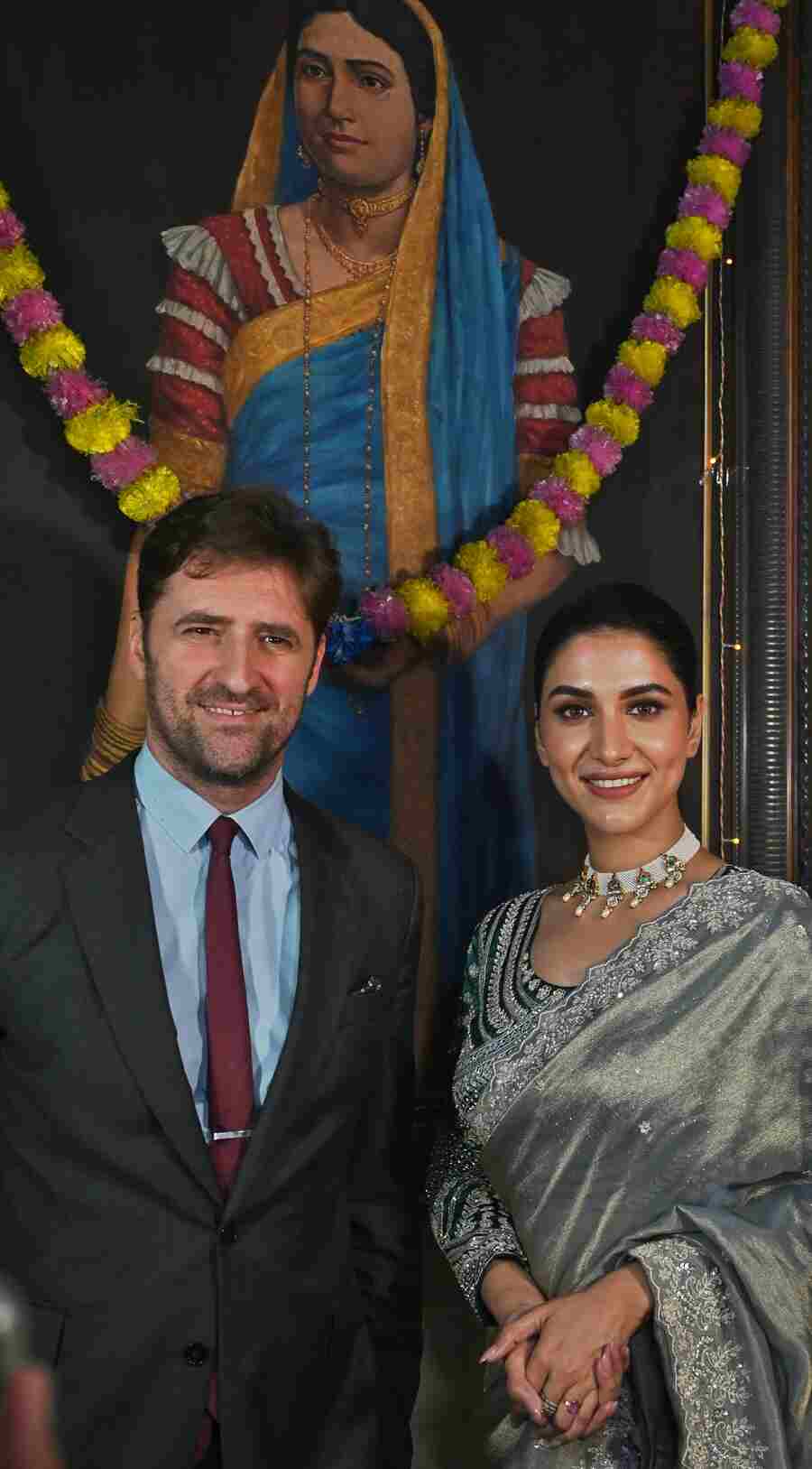 ‘Binodiini - Ekti Natir Upakhyan’ protagonist Rukmini Maitra and Alliance Française du Bengale executive director Nicholas Facino present a special screening of the movie for the super women from Usha Co-operative, Society For Human Development and Social Action and Amra Padatik at Binodini theatre in north Kolkata on Wednesday