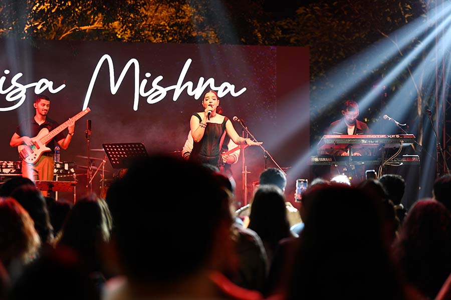 From ‘Peaches’ to ‘Khaabon Ke Parinday’ to ‘Kabira’, Lisa Mishra enthralled audiences with her soulful voice. ‘I love performing in Kolkata, because it has the truest music fans,’ she beamed
