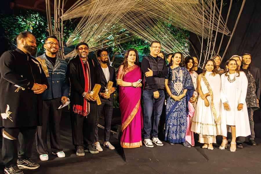 Madhu Neotia and Sanjiv Goenka (centre) flanked by jury members, recipients and dignitaries at The India Story Awards 