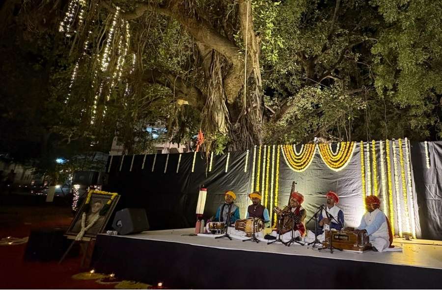 Singer Kaluram Bamani and accompanying musicians perform under a banyan tree