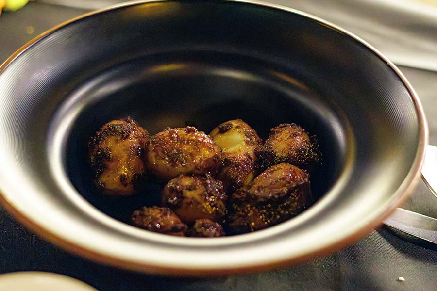 Next on the menu was a spicy baby potato chaat from the streets of Kolkata. The winter-special baby potatoes were tossed in tamarind pulp and ‘bhaja moshla’. This was served with a ‘tok-jhaal aamra makha’
