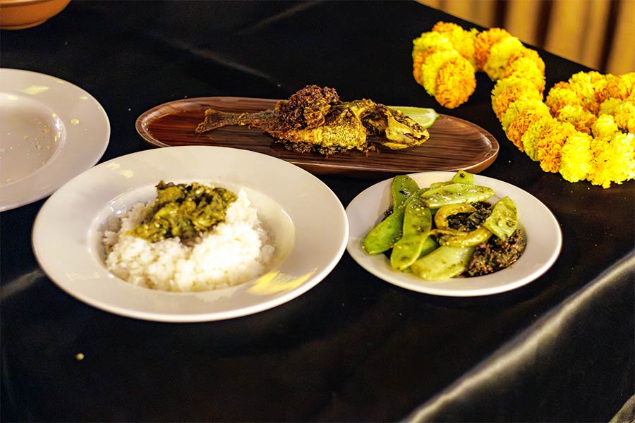 The main course had Binni and Kanakchur steamed rice topped with a ‘begoon pora’. For the fish, there was a whole tilapia fried and topped with sambal. On the sides, was a poached vegetable platter of broad beans and ‘bethua shak’