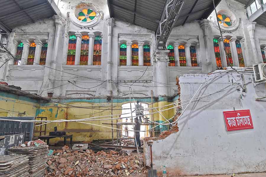 A new gate is being constructed at Sealdah South section to facilitate faster dispersal of passengers from the south platforms