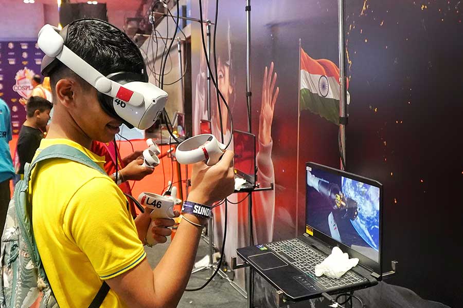 Besides the cosplays and merchandise, the Comic Con introduced a thrilling VR experience. Among the highlights was the Chandrayaan VR, which allowed attendees to experience the launch and landing of the rocket on the moon. Despite the long queue, fans eagerly lined up for a chance to step into space