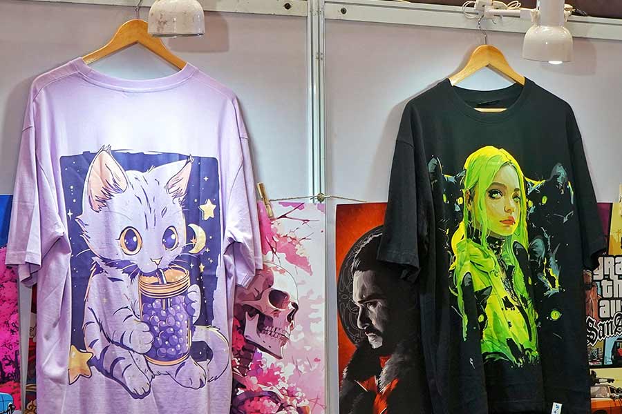 Another booth that turned heads was Mizuchi, a brand known for its Japanese-inspired designs. Their street-style prints and funky aesthetics set them apart from other typical anime-themed clothing