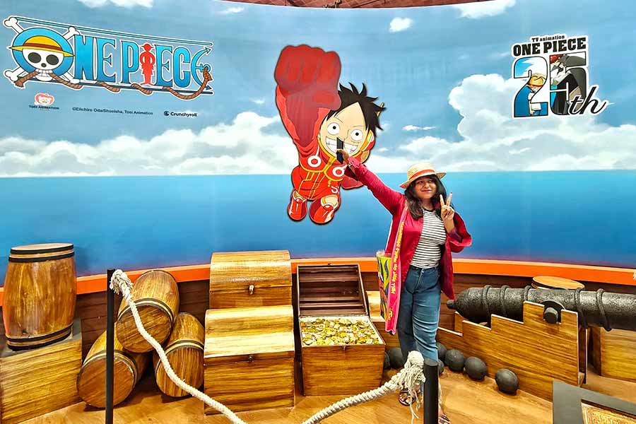 At the centre of the convention stood the Crunchyroll booth, which was a haven for anime lovers. Fans posed for pictures in front of the ‘One Piece’-themed Luffy banner, along with poster stands featuring ‘Solo Leveling’, ‘Zenshu’, ‘Dr. Stone’ and ‘Demon Slayer’