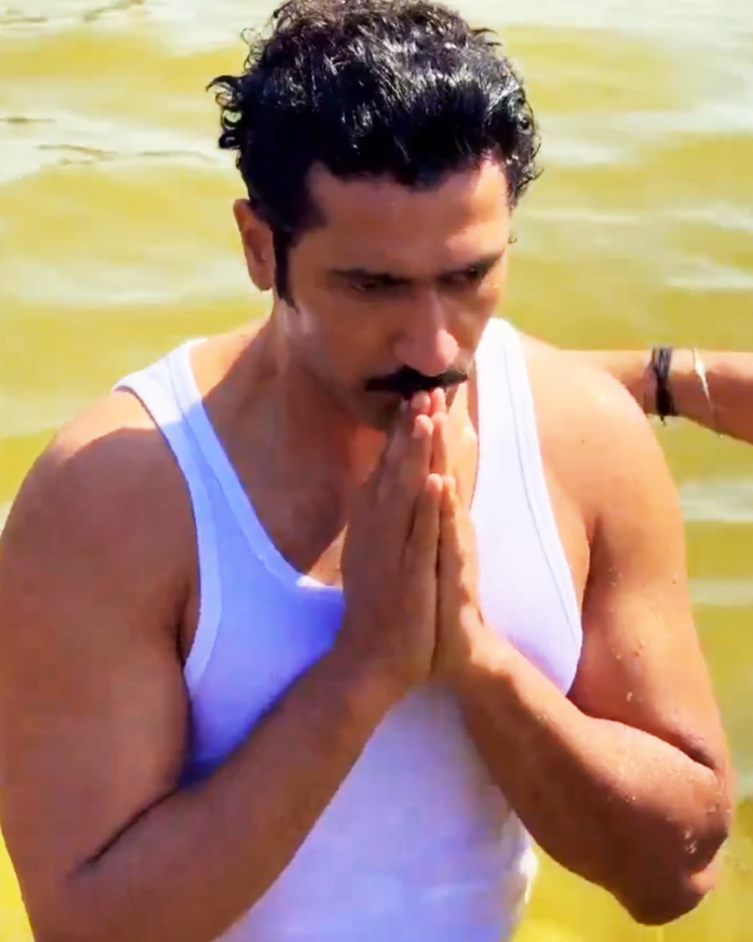Vicky Kaushal, who is currently riding high on the success of his latest historical drama Chhaava, took a holy dip at the Triveni Sangam. 