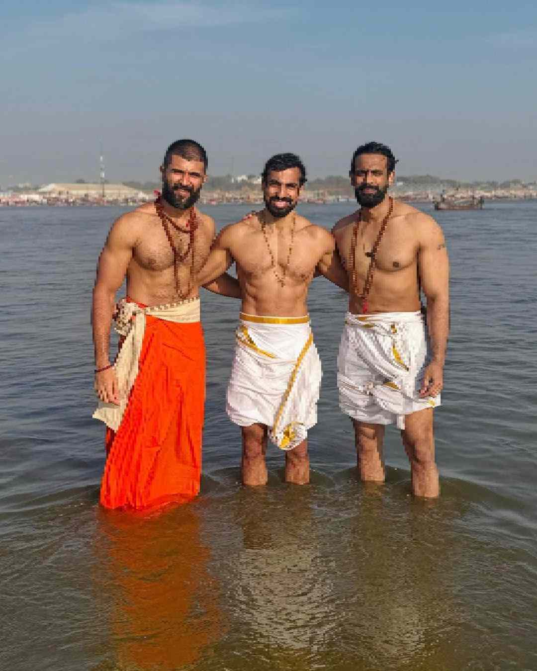 Telugu actor Vijay Deverakonda took a holy dip with his mother Madhavi, family and friends. 