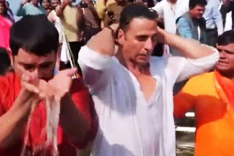Sky Force actor Akshay Kumar took a holy dip at the Mahakumbh in Prayagraj, Uttar Pradesh. 