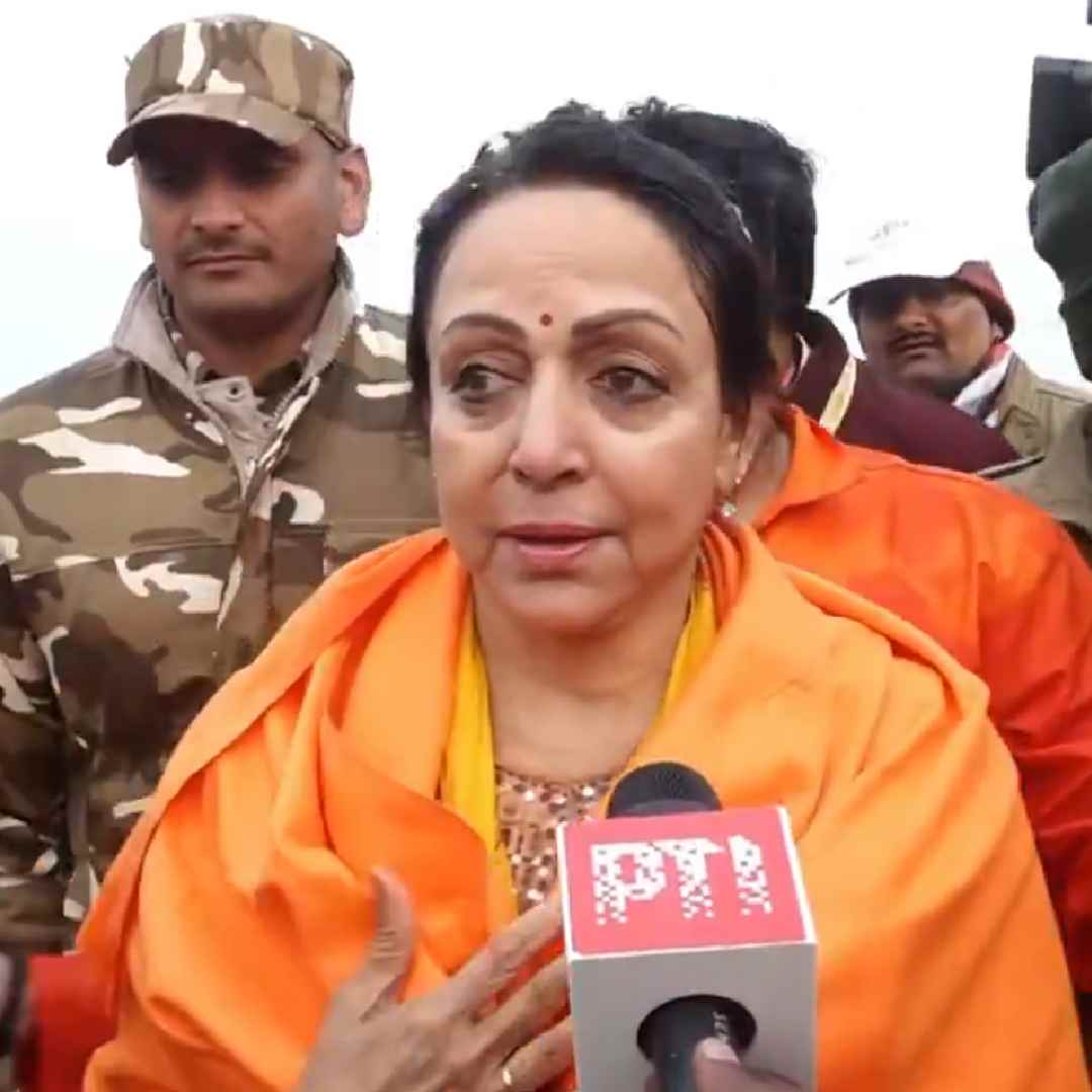 Veteran actress Hema Malini interacted with Swami Avdheshanand Giri Ji Maharaj following a holy dip at Mahakumbh. 