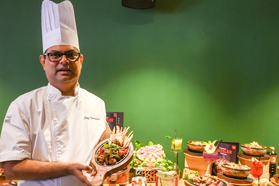 Indulge in a curated menu of signature sizzlers, from the classic Sizzling Cauliflower Taipei and Pot Roast Chicken to the innovative Sizzling Biscoff Pie with Salted Caramel Sauce and Fire-Baked Cottage Cheese. Savour bold Oriental flavours and aromas, expertly prepared by Haka's chefs using special house-made sauces, fragrant herbs and aromatic spices. Here’s a sneak peek of the menu...