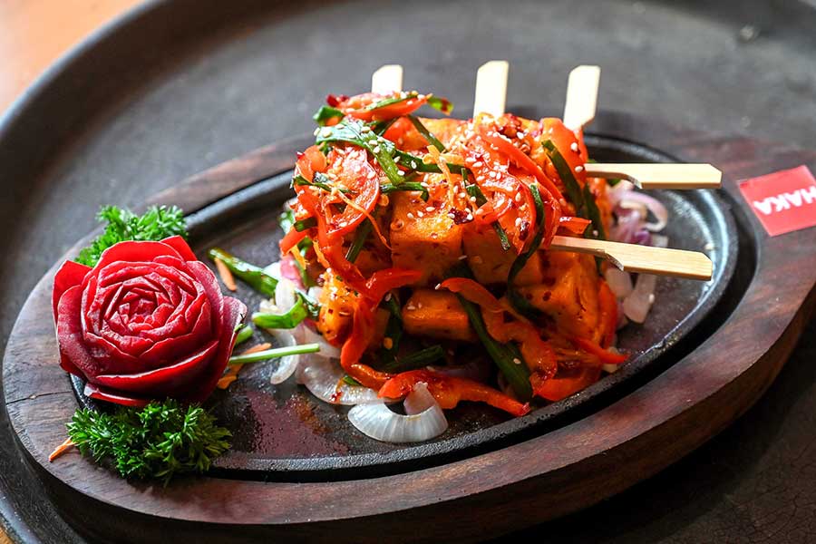 Served on sizzling hot plates are grilled meat, fish, seafood and vegetarian mains. The vegetarian options include smoky Fire-Baked Cottage Cheese with sweet peppers and sesame (in picture), spicy Sizzling Cauliflower Taipei with sweet glazed onions, and a sweet-and-spicy Sizzling Barbecue Black Pepper Plant Protein with mock meat