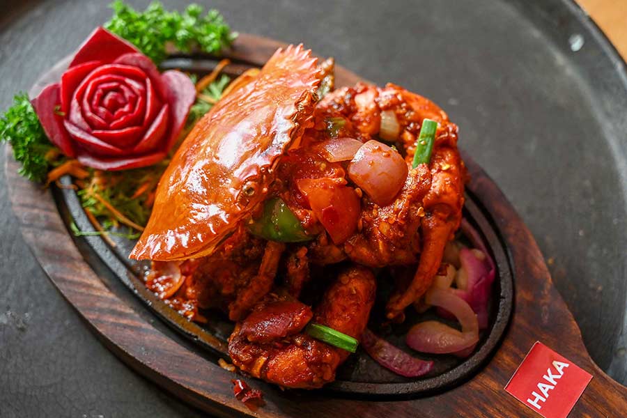 Love crab? Dig into the juicy, tender goodness of the Sizzling Devil’s Crab