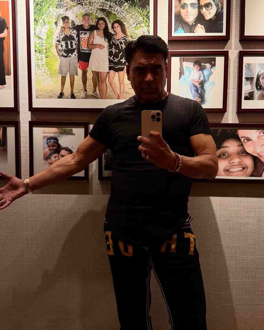 Ram Kapoor clicked a mirror selfie flaunting his chiselled physique in front of a wall mounted with family pictures.  