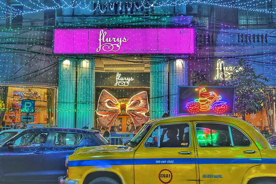 The iconic Kolkata yellow taxi and a decked-up Flurys in the backdrop provides the perfect NYE capture 