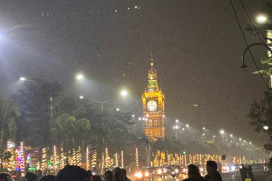 The holiday revellers were also seen in Lake Town enjoying the decorations and lights with the Small Ben in the backdrop on December 31