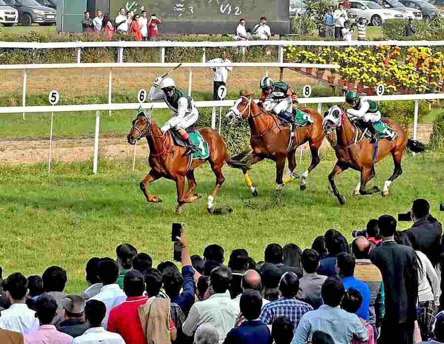Horse Racing In pictures How the bold and beautiful in Kolkata