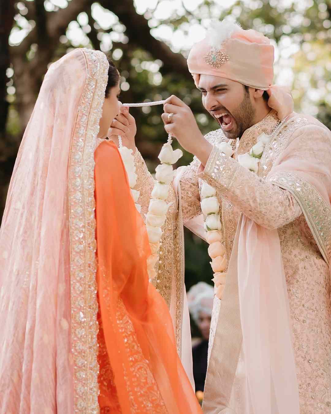 Armaan and Aashna exchanged garlands. Aashna is a blogger. 