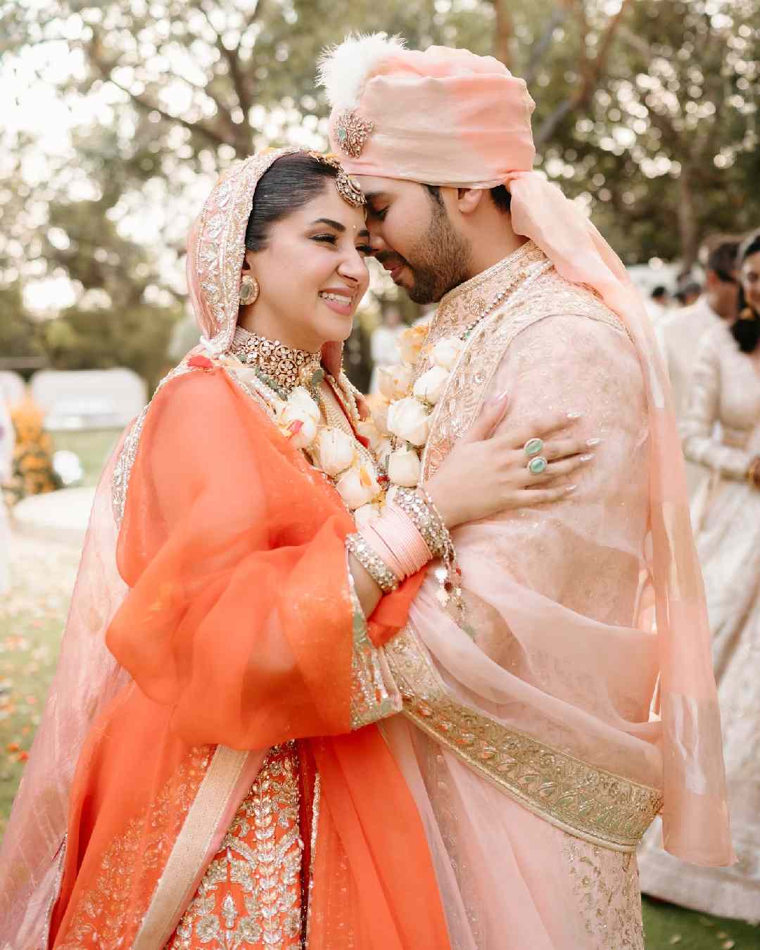 Armaan and Aashna embraced each other for a picture. Armaan is known for songs such as Wajah Tum Ho, Bol Do Na Zara and Besabriyaan. 